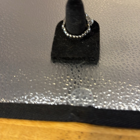 Ring stretch, beautiful with faux pearls and rhinestones. - Picture 2 of 3